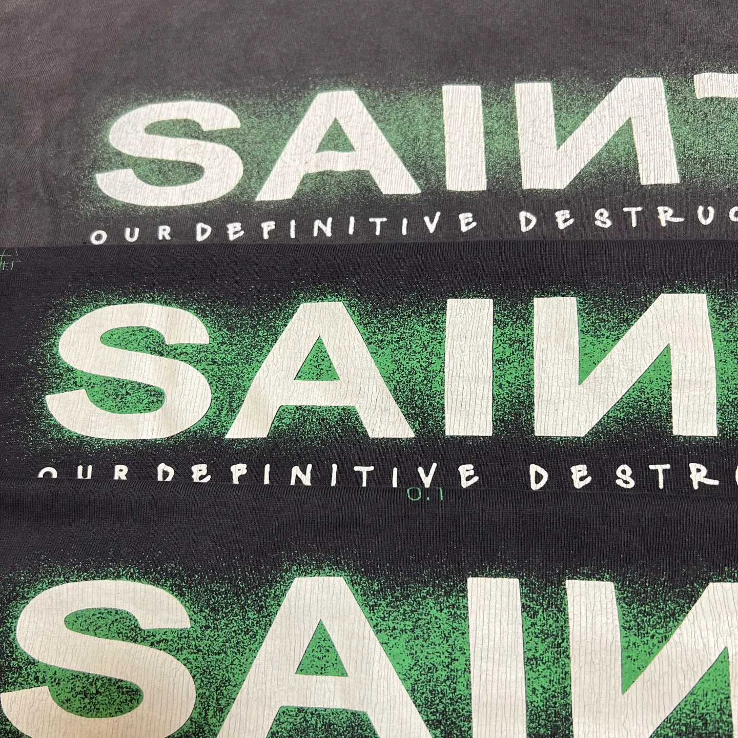 Comparison of printing proofs SAINT MXXXXXX SAINT SS TEE/BLK Green SAINT BOX LOGO short sleeves Washed black S-XL Look for cylindrical fabrics without side seams. Don’t buy open width ones anymore. It’s boring. Asut garment dyeing. Spray the whole piece with Ma Liu. Then spray the heavy parts to fade. The collar and cuffs are frayed. Many hangings are frayed. Complete accessories. With little angel anti-counterfeiting label.